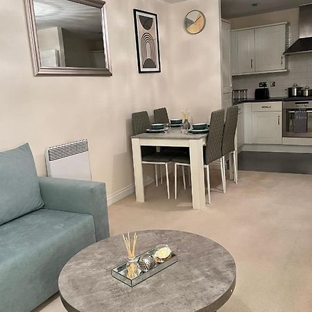 Stylish Luxe Apartment Harlow Kültér fotó