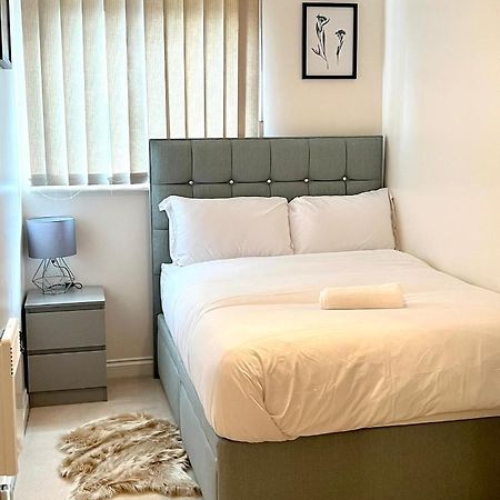 Stylish Luxe Apartment Harlow Kültér fotó