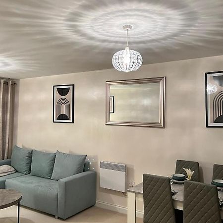 Stylish Luxe Apartment Harlow Kültér fotó