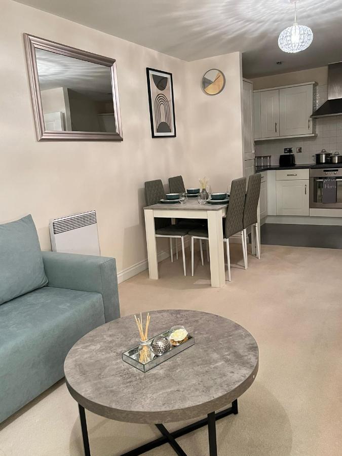 Stylish Luxe Apartment Harlow Kültér fotó