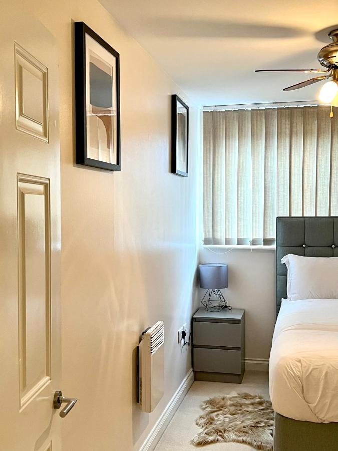 Stylish Luxe Apartment Harlow Kültér fotó