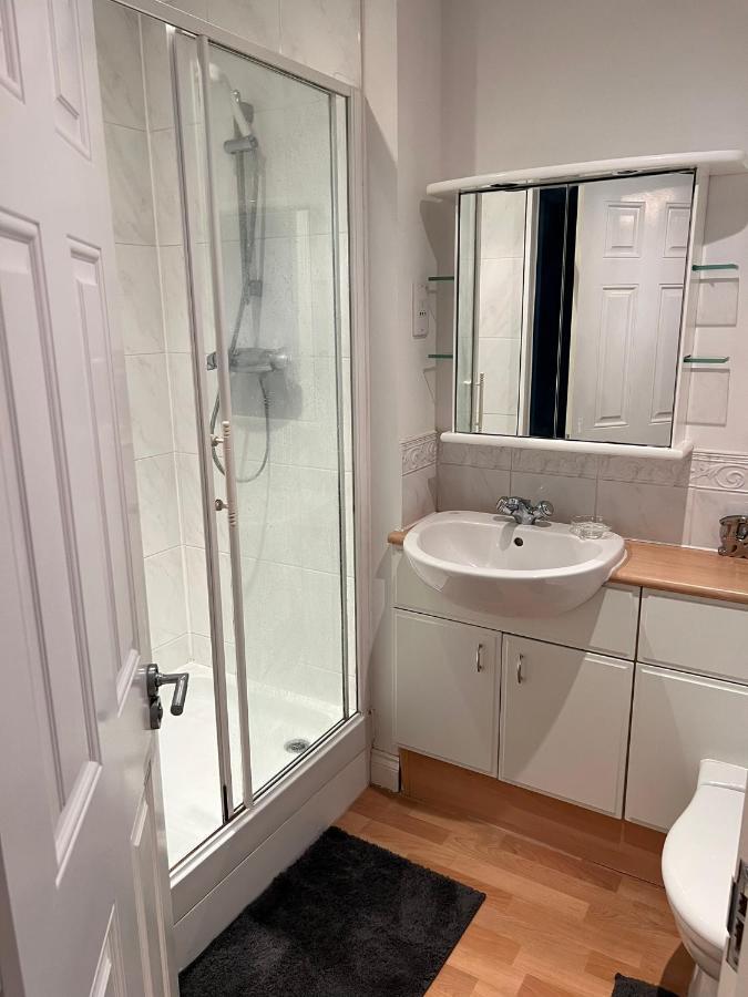 Stylish Luxe Apartment Harlow Kültér fotó