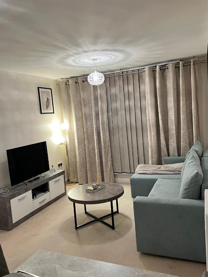 Stylish Luxe Apartment Harlow Kültér fotó