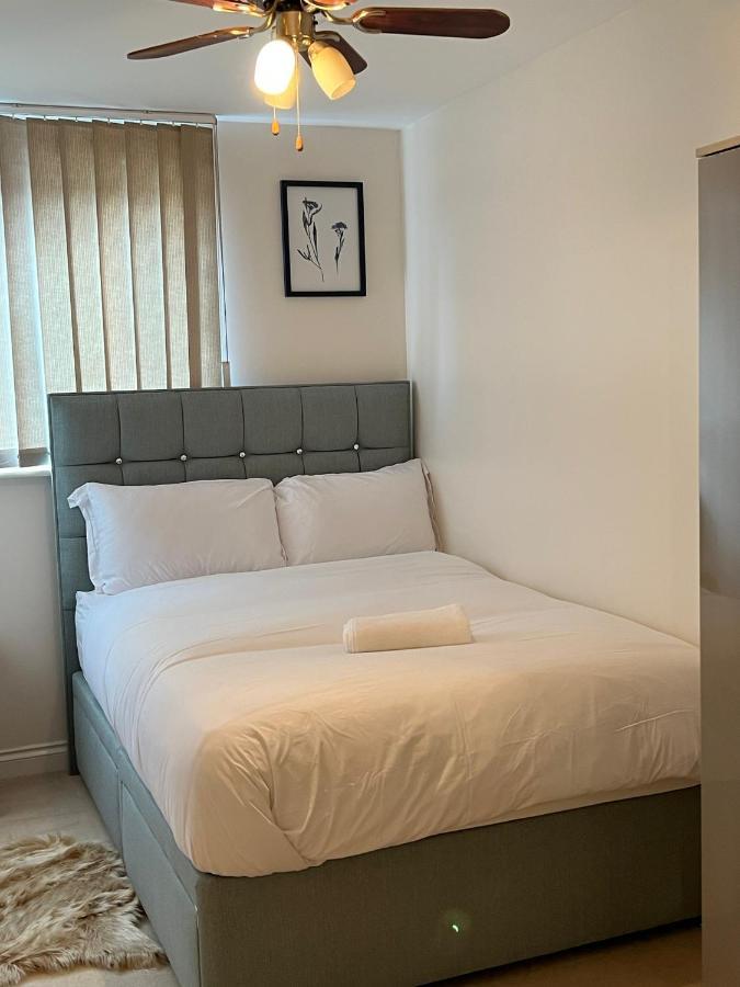 Stylish Luxe Apartment Harlow Kültér fotó