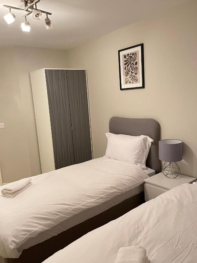 Stylish Luxe Apartment Harlow Kültér fotó
