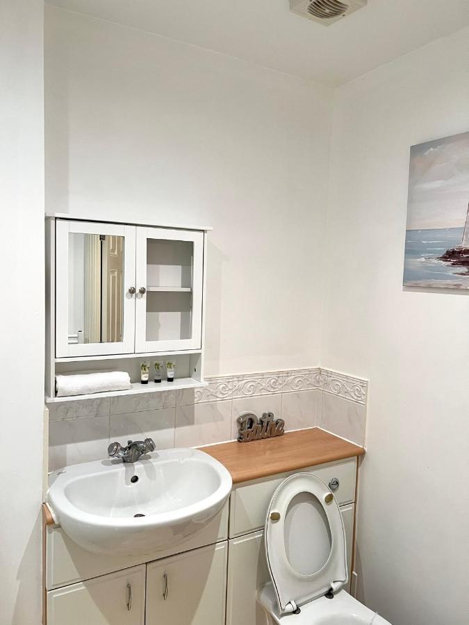 Stylish Luxe Apartment Harlow Kültér fotó