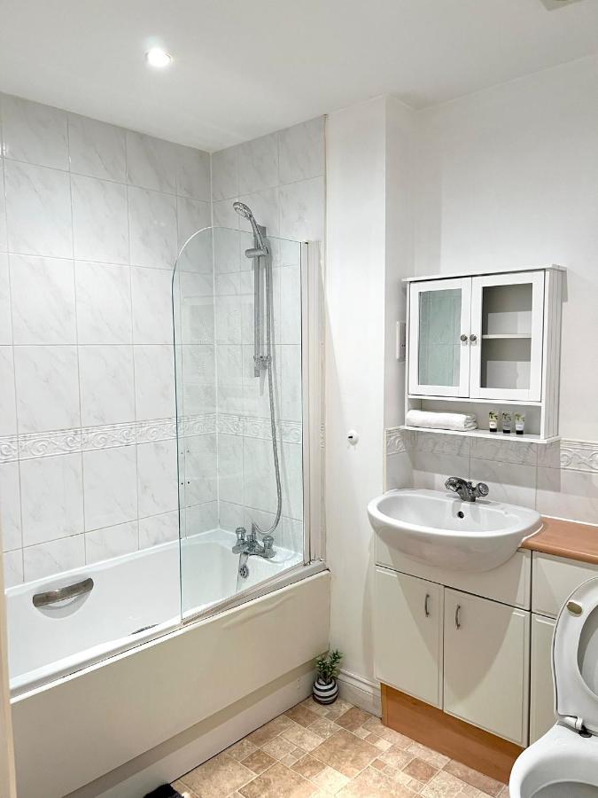 Stylish Luxe Apartment Harlow Kültér fotó